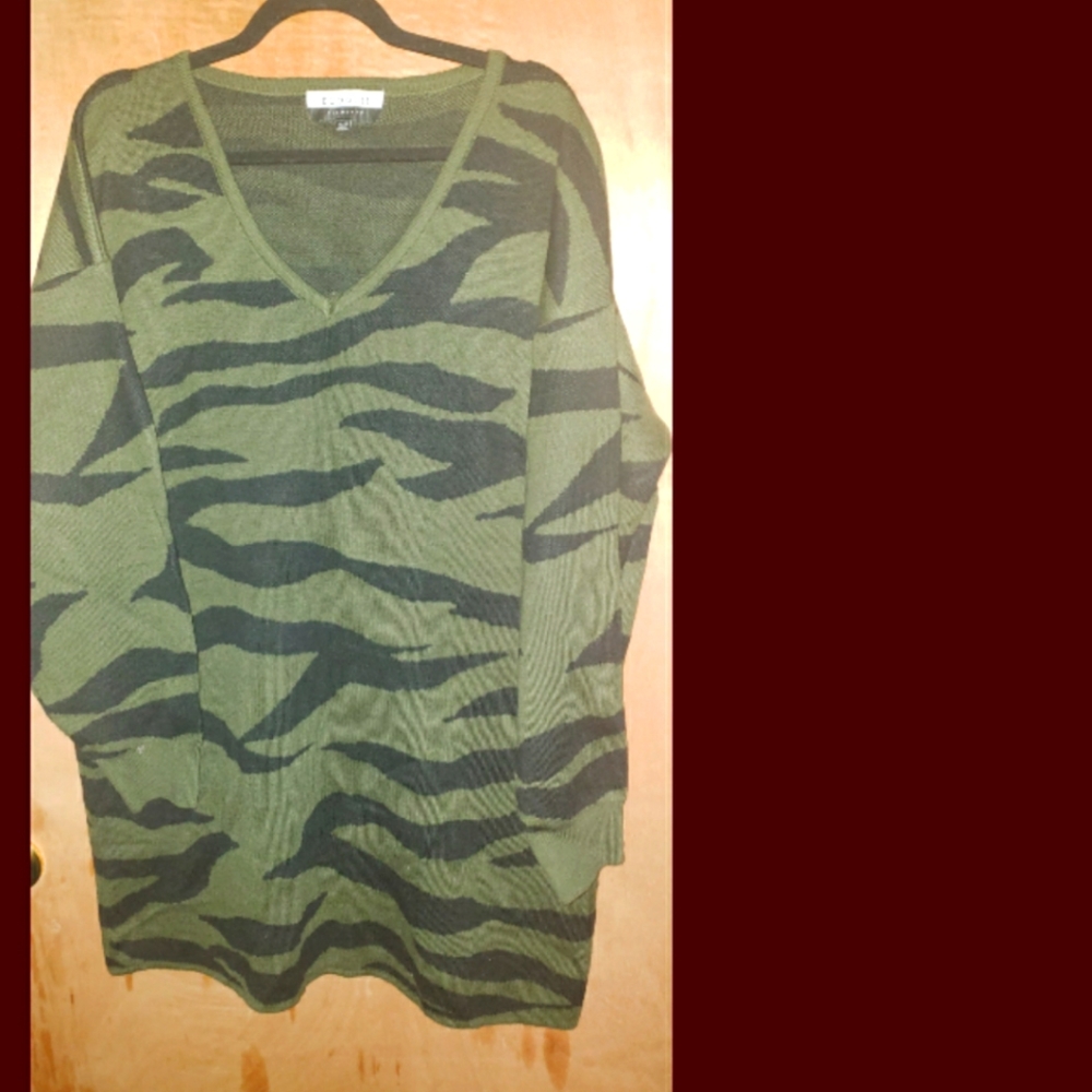 ELOQUII ELEMENTS 18/20 V NECK ARMY GREEN AND BLK TIGER PRINT TUNIC SWEATER NEW
